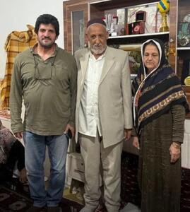  عکس/ رسول خادم در کنار پدر و مادر صابر کاظمی | اقتصاد24