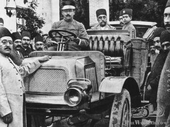 عکس/ مظفرالدین‌شاه و نوه‌اش سوار بر نخستین اتومبیل وارداتی ایران | اقتصاد24
