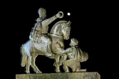  مقابل ایرانیان زانو بزنید/ رونمایی از مجسمه «زانو زنندگان برابر ایران»+ تصاویر