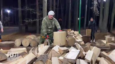  لوکاشنکو مهارت خود در شکستن چوب با تبر را به نمایش گذاشت
