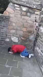  نماز خواندن امید علیمردانی بازیگر سریال ستایش روی دیوار چین