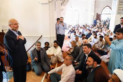  تصاویری از بوسه قالیباف بر دست نمازگزار پاکستانی در نمازجمعه کراچی