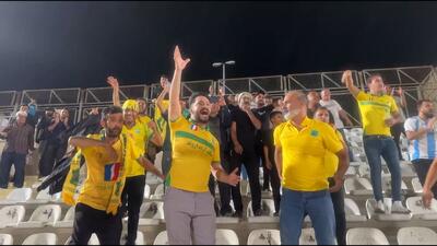  شادی بازیکنان و هواداران صنعت نفت بعد از برد مقابل پارس جنوبی جم