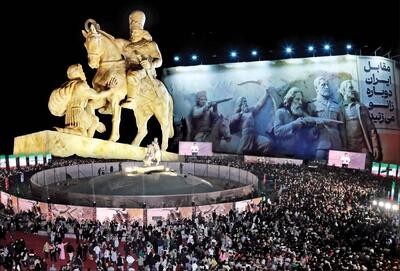  لحظه رونمایی از تندیس زانو زدن والرین در مقابل پادشاه ایران + ویدئو