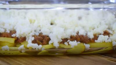  به آسانی گوشت چرخ کرده را روی سیب زمینی ها بریزید!! شام آسان و بسیار خوشمزه