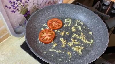  نحوه درست کردن یک غذای آسان و خوشمزه با تخم مرغ ، گوجه و پنیر پیتزا