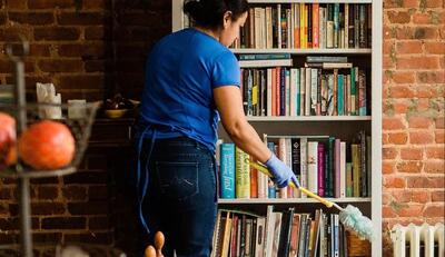  ترفند خانه داری | چگونه کتابخانه‌ای تمیز و بدون گرد و غبار داشته باشیم؟ | پاکسازی اصولی کتابخانه؛ راهنمای نگهداری از کتاب‌ها در خانه