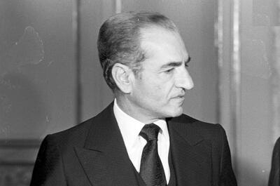  سفر در زمان؛ محمدرضا پهلوی و فرح دیبا در حال قدم زدن در آمریکا؛ سال 55/ عکس