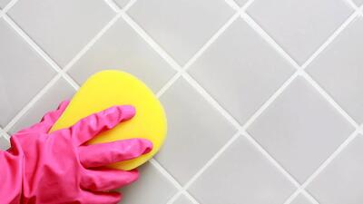  چگونه کاشی های حمام را در کمتر از 30 دقیقه برق بیندازید؟