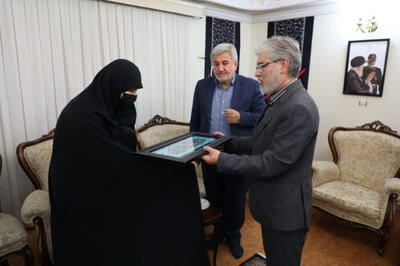 وزیر علوم با خانواده سردار شهید سلامی دیدار کرد