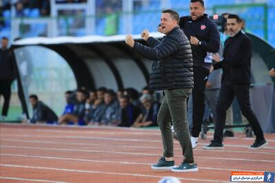  عکس ؛ مشت های گره کرده اوسمار ویرا پس از گل اول پرسپولیس به استقلال خوزستان