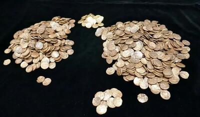  یافتن گنجینه‌ای ۷۰۰ ساله از زیر معبد؛ سکه‌های تاریخی کشف شدند + عکس