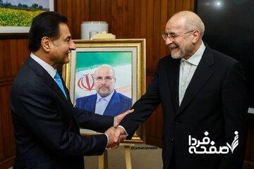  رییس مجلس ملی پاکستان تابلویی از تصویر قالیباف را به او هدیه داد + عکس