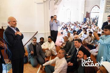  بوسه قالیباف بر دست نمازگزار پاکستانی/ تصاویر دیدنی از حضور رییس مجلس در نمازجمعه کراچی