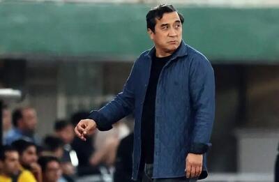  خداداد عزیزی در قفس؛ درگیری لفظی با هوادار خیبر در اوج خشم پس از شکست تراکتور + فیلم جنجالی