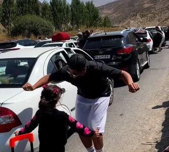  آواز شاد؛ دایی و خواهرزاده وسط ترافیک پیاده شدن لرزوندن بدون حرف نشون دادن جنوبین