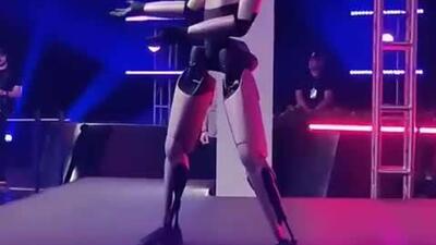  خوش رقصی ربات اپتیموس تسلا پس از اینکه ایلان ماسک جایزه مدیرعامل سال 2025 را از آن خود کرد