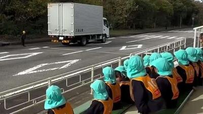  کودکان ژاپنی به طور عینی با خطرات جاده ای آشنا می شوند و راههای مراقب از خود در جاده را آموزش می بینند