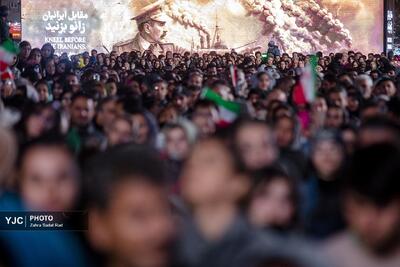  رونمایی از مجسمه «زانو زنندگان برابر ایران» در میدان انقلاب