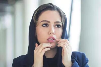  شادی مختاری از استایل خیابانی اش با چهره غمگین زیر تابلو کوچه شادی رونمایی کرد