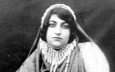  پرترۀ یک زن ایرانی دورۀ قاجار با کلاه مردانه