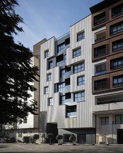  معماری مینیمال این ساختمان در قیطریه دیدنی است