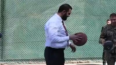 ببینید / رئیس جمهوری سوریه با فرمانده سنتکام بسکتبال بازی کرد