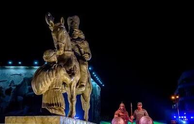  انتقادات هنرمندان از مجسمه جدید میدان انقلاب: شتابزدگی و فقدان شفافیت / چرا مجسمه میدان انقلاب باید از سنگ ساخته می‌شد؟