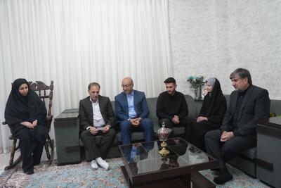  ادای احترام استاندار کرمانشاه به خانواده‌ شهید «احمد محمدی»