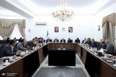  عارف: تامین مسکن به ویژه اقشار آسیب‌پذیر اولویت اصلی دولت پس از تامین و بهبود معیشت مردم است/ همه ارکان ذیربط موظف به تامین منابع مالی ۸۵۴ هزار واحد حمایتی مسکونی در دولت چهاردهم هستند/ ۵۱ هزار واحد حمایتی مسکونی به متقاضیان در دولت چهاردهم تحویل داده شد