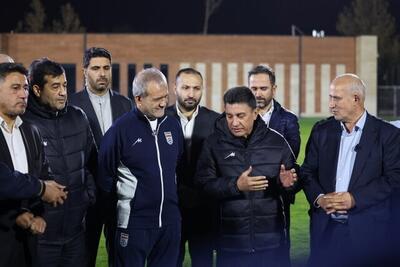  رئیس‌جمهور همراه با ملی‌پوشان فوتبال کشورمان پا به توپ شد