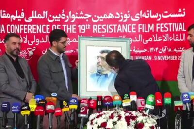  فیلم/ بوسه فرزند شهید محمود باقری بر تابلوی نقاشی پدرش