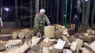  هنرنمایی لوکاشنکو در نمایش مهارتش با تبر
