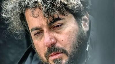  عکس ها  / مراسم ختم مادر محسن کیایی / از حضور پررنگ بازیگران زن و مرد بهاره افشاری تا فرهاد اصلانی و ...تا  میز عزای ساده  کیک یزدی و شمع مشکی وتاج گل اعیانی فرهاد اصلانی