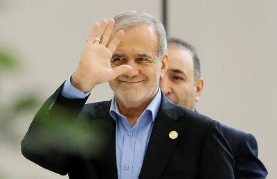  مسعود پزشکیان با ملی پوشان پا به توپ شد