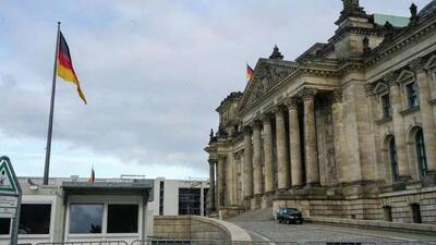  هانس نویوهوف، نماینده پارلمان اروپا از حزب آلترناتیو برای آلمان، علیرغم انتقادات اعضای بلوک حاکم، قصد خود را برای شرکت در کنگره آتی در سوچی اعلام کرد