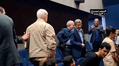 تصاویر احمدی‌نژاد در اکران یک فیلم سینمایی