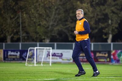  عکس: پزشکیان در حضور قلعه‌نویی پا به توپ شد