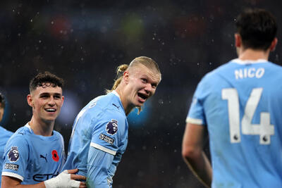  این مدلش را ندیده بودیم! خوش‌ گذرانی هالند و فودن در جریان بازی با لیورپول / عکس