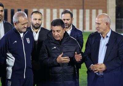  پزشکیان همراه با ملی‌پوشان فوتبال کشورمان پا به توپ شد - تسنیم