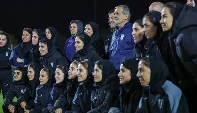  عکس یادگاری دختران فوتسالیست و دکتر پزشکیان