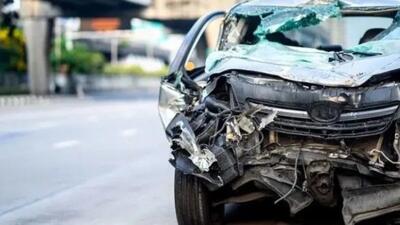  سقوط هولناک یک خودرو از پله‌های شهری