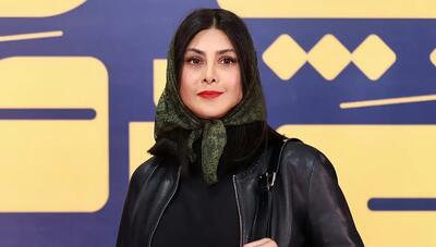  آزاده صمدی با استایل چرم و مشکی در اکران «بچه مردم»/ تمرکز بازیگر بر فیلم جدید کریمی (عکس)