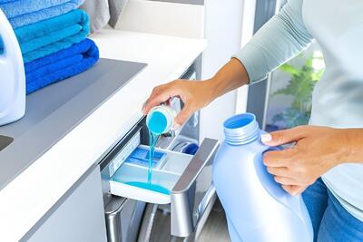 اشتباه رایج در استفاده از پودر ماشین لباسشویی؛ چرا حجم زیاد پودر، شستشو را خراب می‌کند؟
