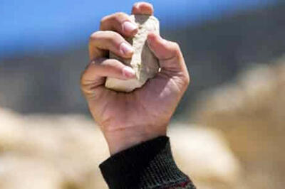  آقای رئیس‌جمهور با سنگ مورد حمله قرار گرفت!