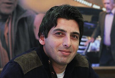  تاریخ وبگردی | تصویری از حمید گودرزی با دسته گلی از گل های قرمز