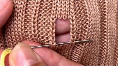  ترمیم سوراخ لباس بافتنی با نخ رنگی؛ آموزش تصویری برای همه حتی مبتدیان