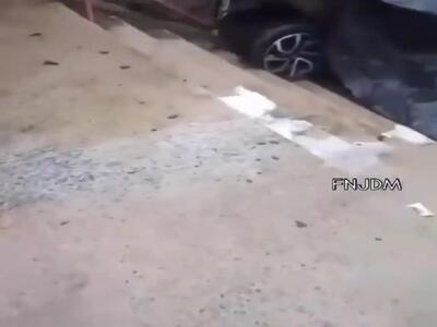  سقوط هولناک یک خودرو از پله‌های شهری