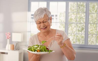  با این ۱۰ ماده غذایی، از ۵۰ سالگی به بعد در اوج سلامت بمانید!