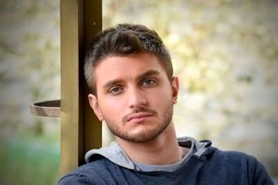  استایل پاییزی و اسپرت دارا حیایی در پشت صحنه یک نمایش!